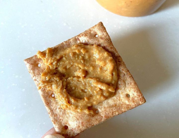 ピーナッツバターを塗って