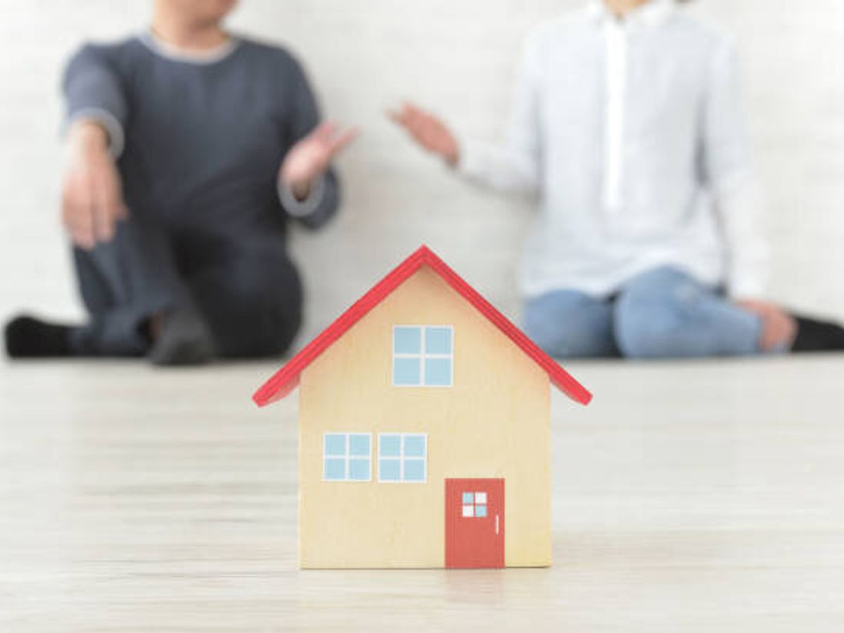 住宅の問題について話すカップル