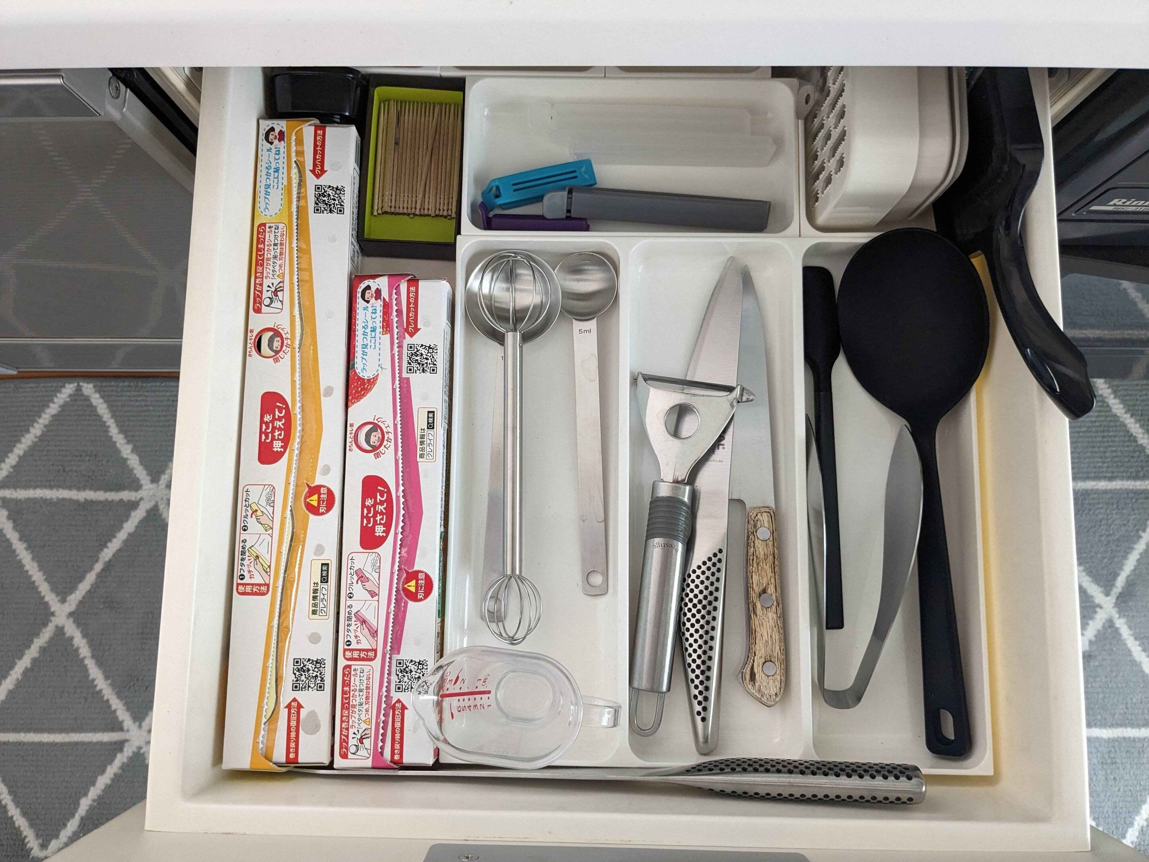 キッチンの最上段の引き出し。ラップや調理器具を収納。