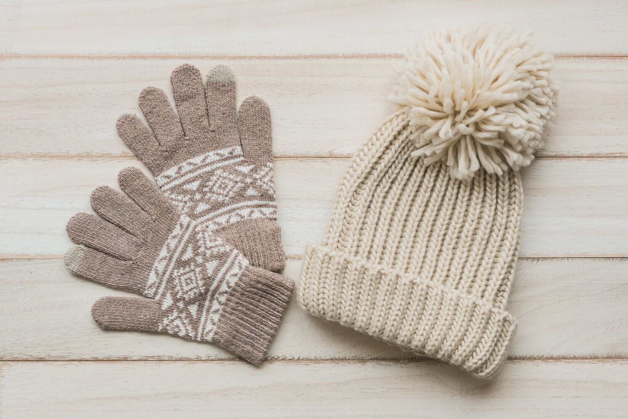 手袋と白いニット帽。冬のファッション。