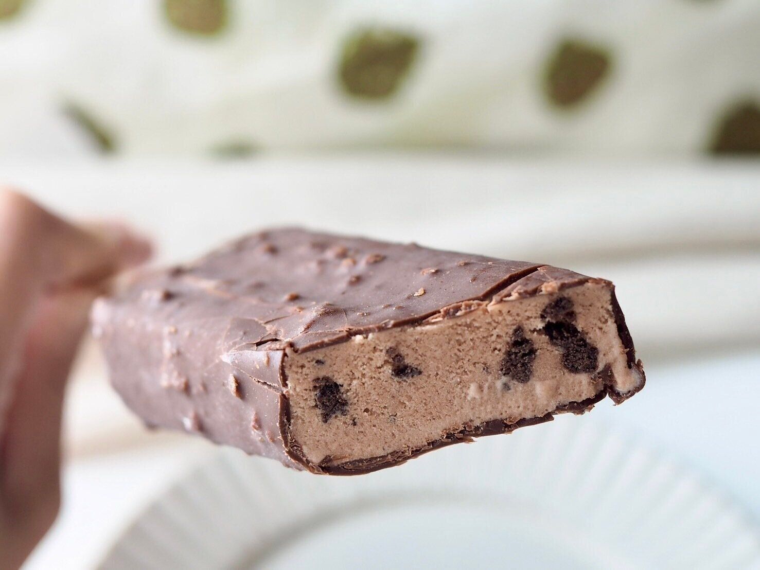 シャトレーゼ「クッキー&クランチバー チョコ」断面写真