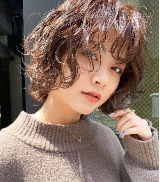 ぽっちゃり40代女性におすすめのヘアスタイル。フワッっと柔らかい質感！おしゃれなショートレイヤー