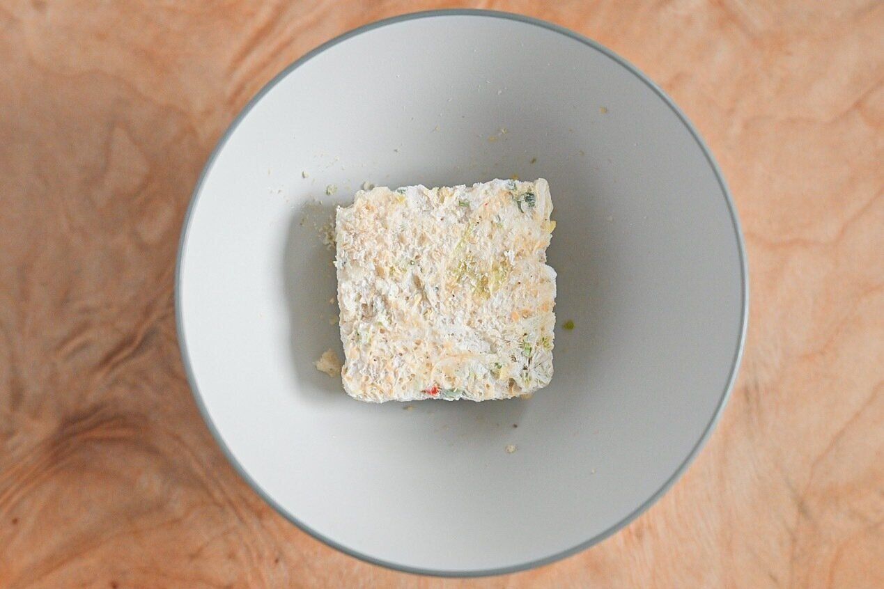 耐熱皿に入った湯を入れる前の牛肉と葱のテールスープ