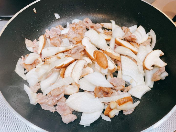 お肉など具材を炒める