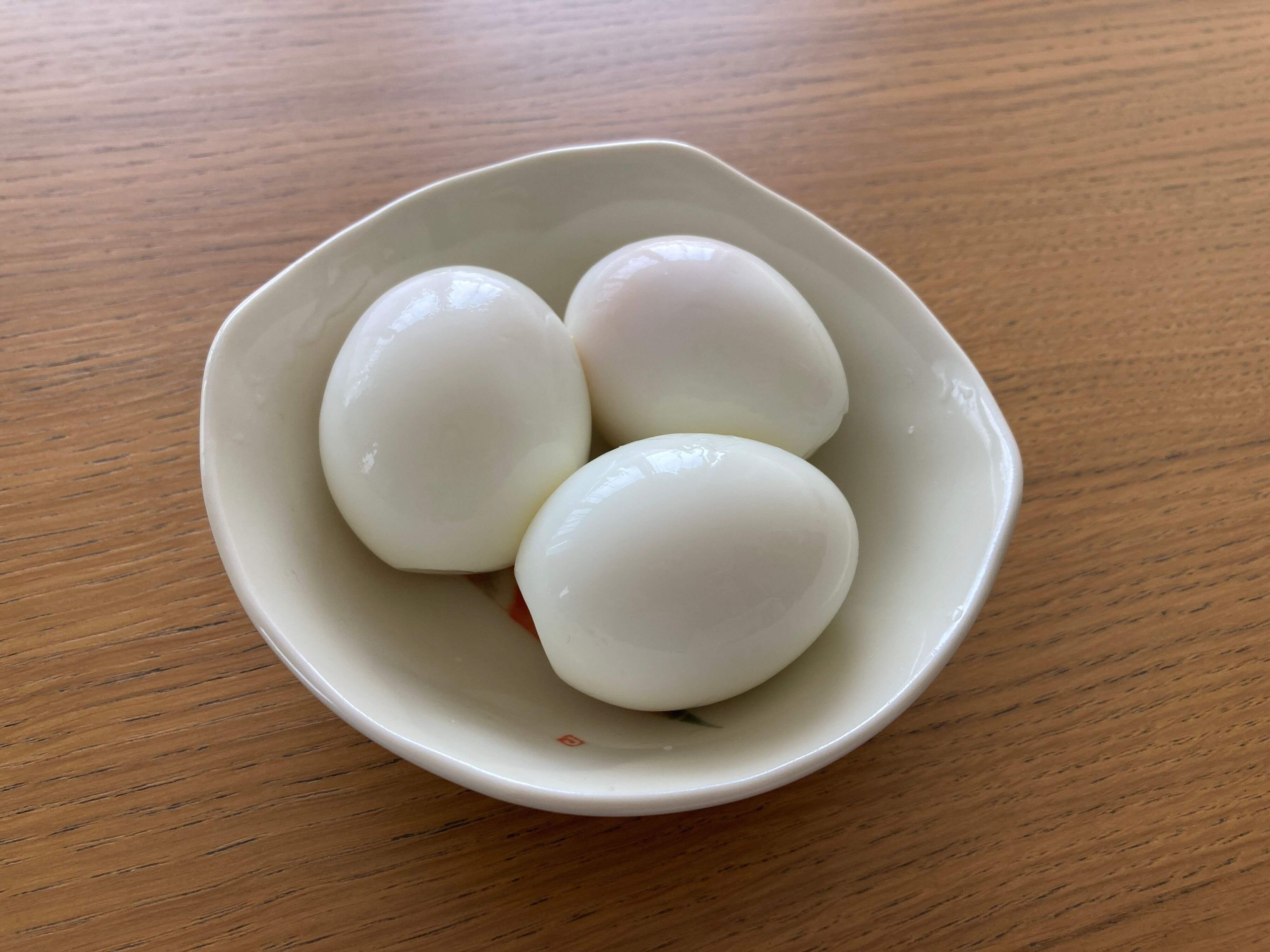 殻を剥かれたゆで卵