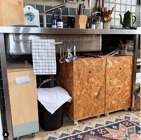 フレームキッチン派も必見！キャスター付き収納箱で収納量アップ