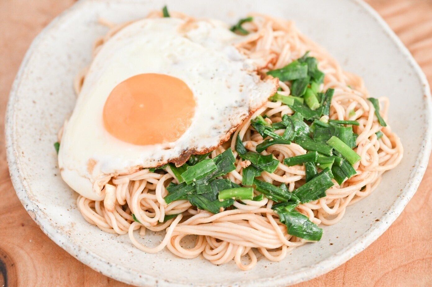 目玉焼きをのせた汁無し担々麺