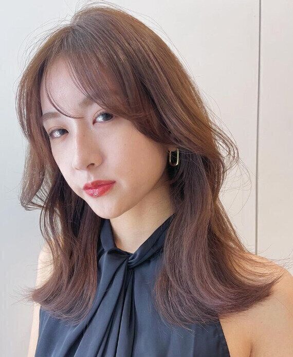 顔周りのデザインがポイント！エイジングレスなおしゃれセミロング