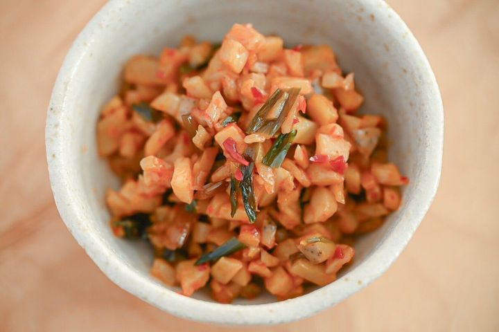 皿に盛られた旨辛れんこん