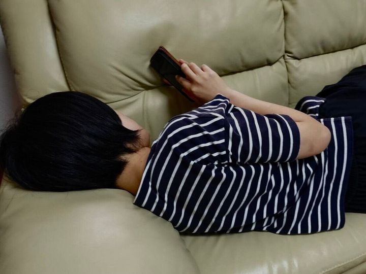SNSに夢中になっている様子