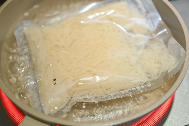 湯煎したこんにゃく麺