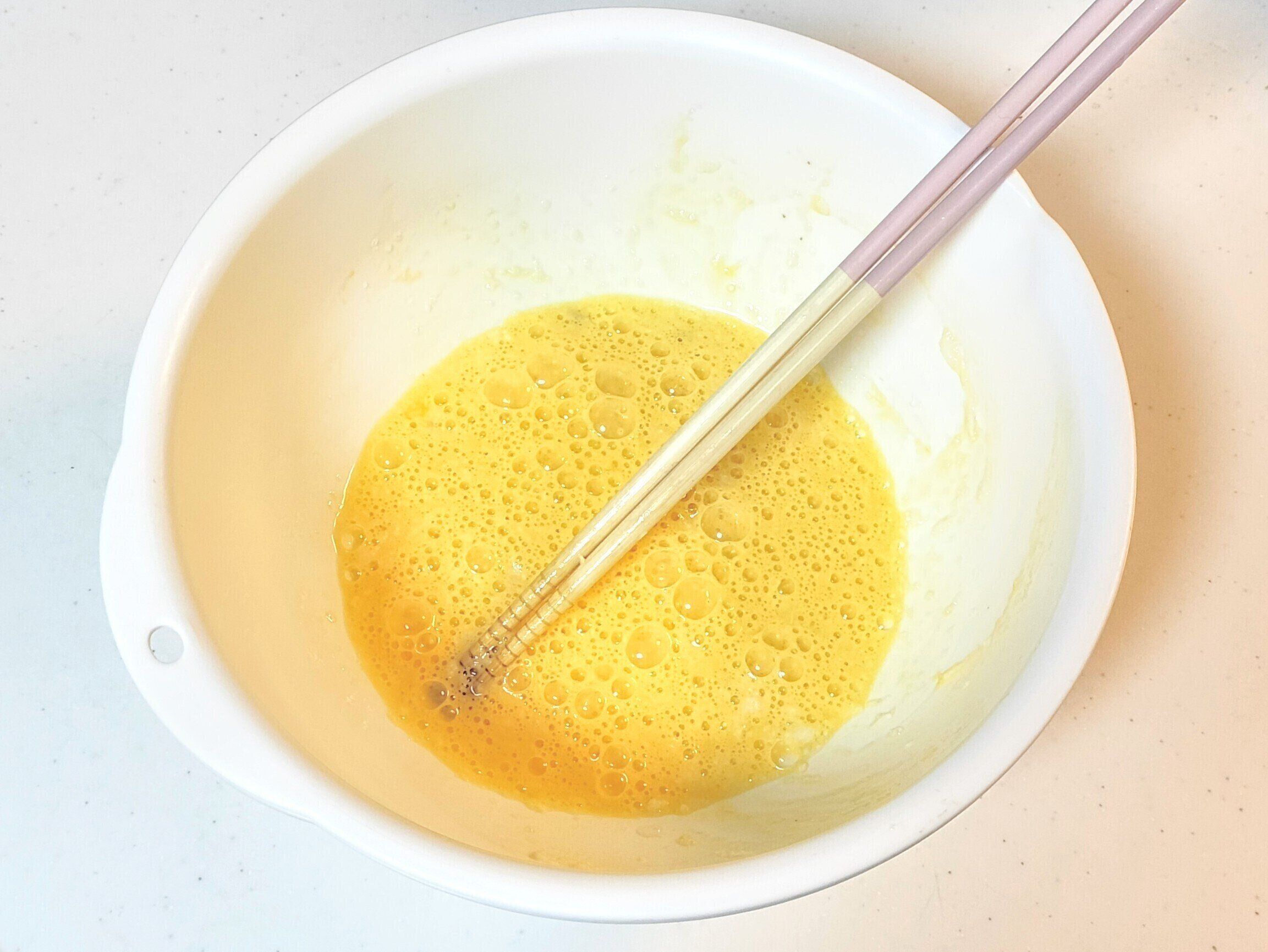 たまごと山芋をよく混ぜる