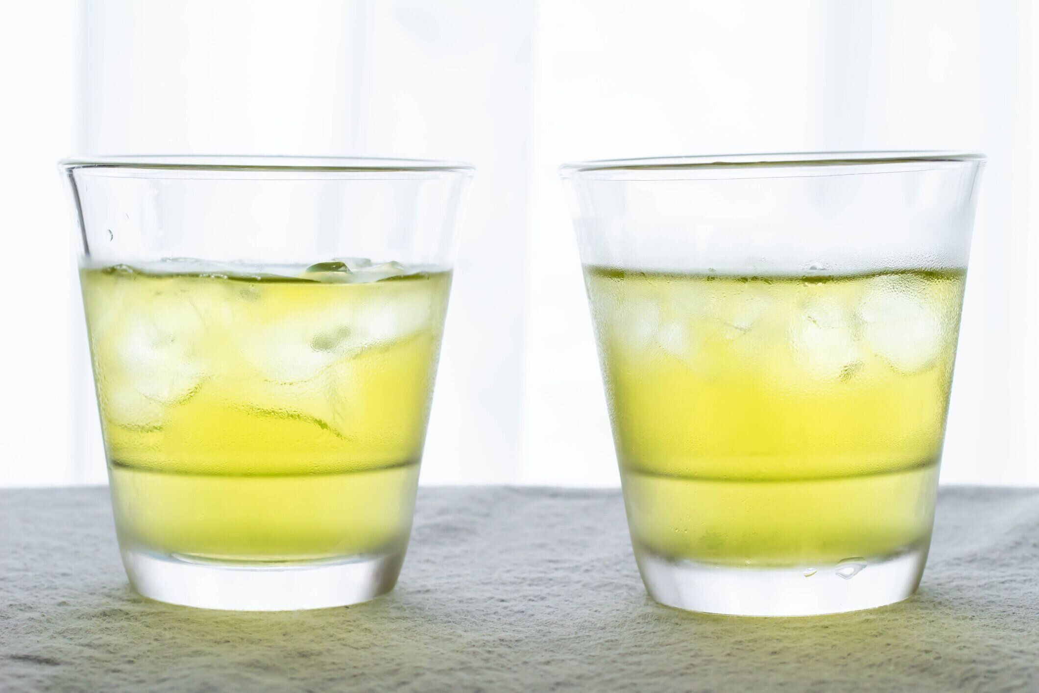 グラスに冷たい緑茶