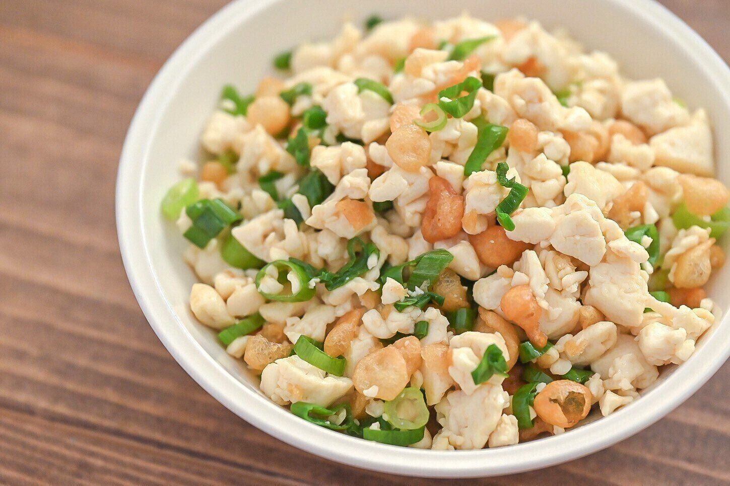 皿に盛られた炒り豆腐