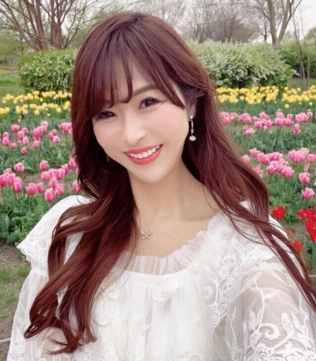 ピンクのヘアカラーがポイント！大人可愛いロングヘア