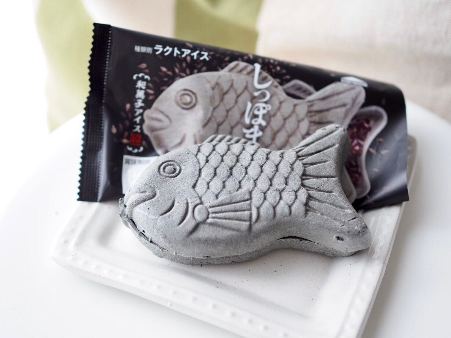 シャトレーゼ「和菓子アイス たい焼き最中 焙煎黒ごま しっぽまであん」商品写真