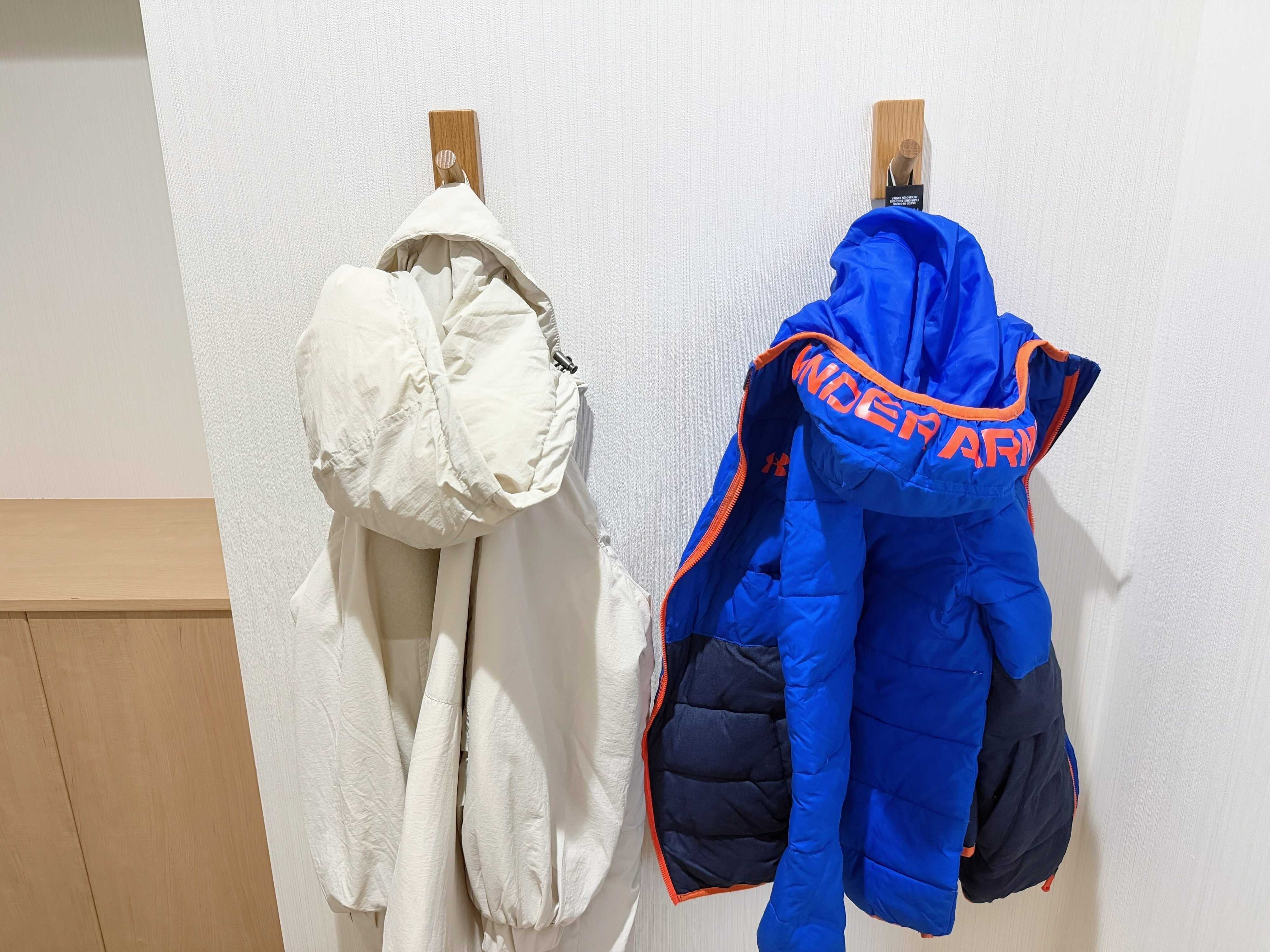 1．アウターは「壁に付けられる家具フック」を使って掛ける収納に