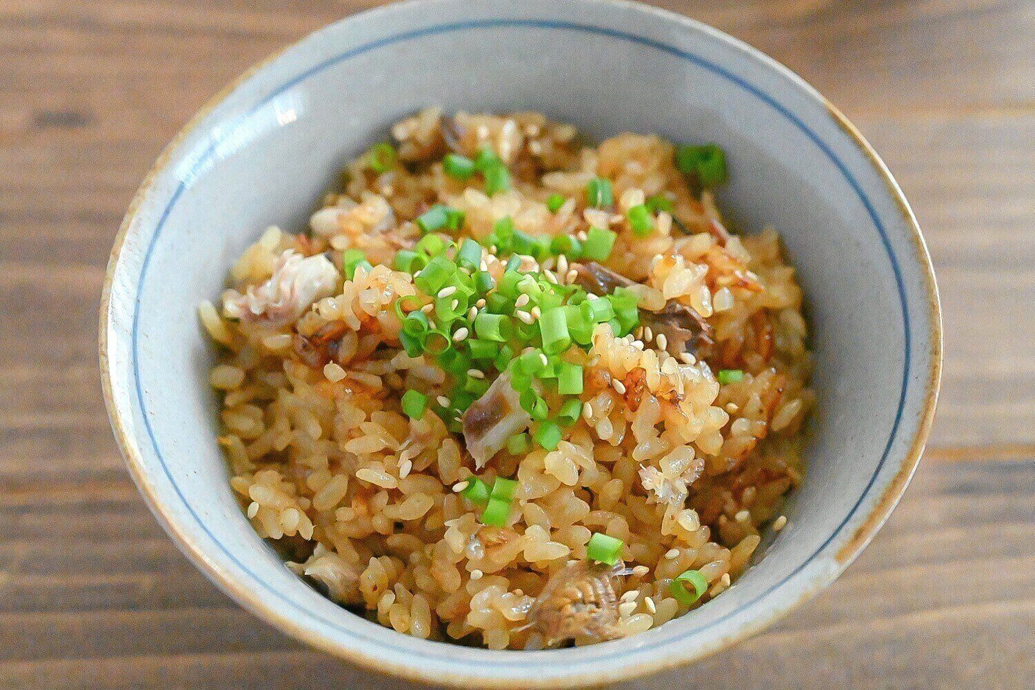 茶碗に盛られたいわしの炊き込みごはん