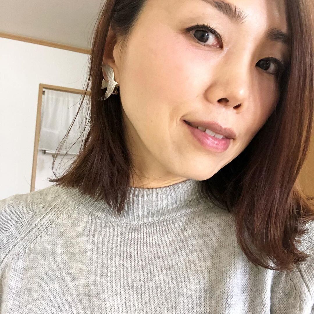 40代丸顔に似合うヘアスタイル 切りっぱなしロブで縦長効果！