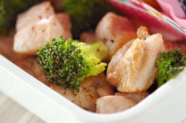  鶏とブロッコリーの白ワイン蒸し