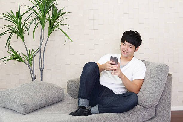 男性の保持し、スマートフォン