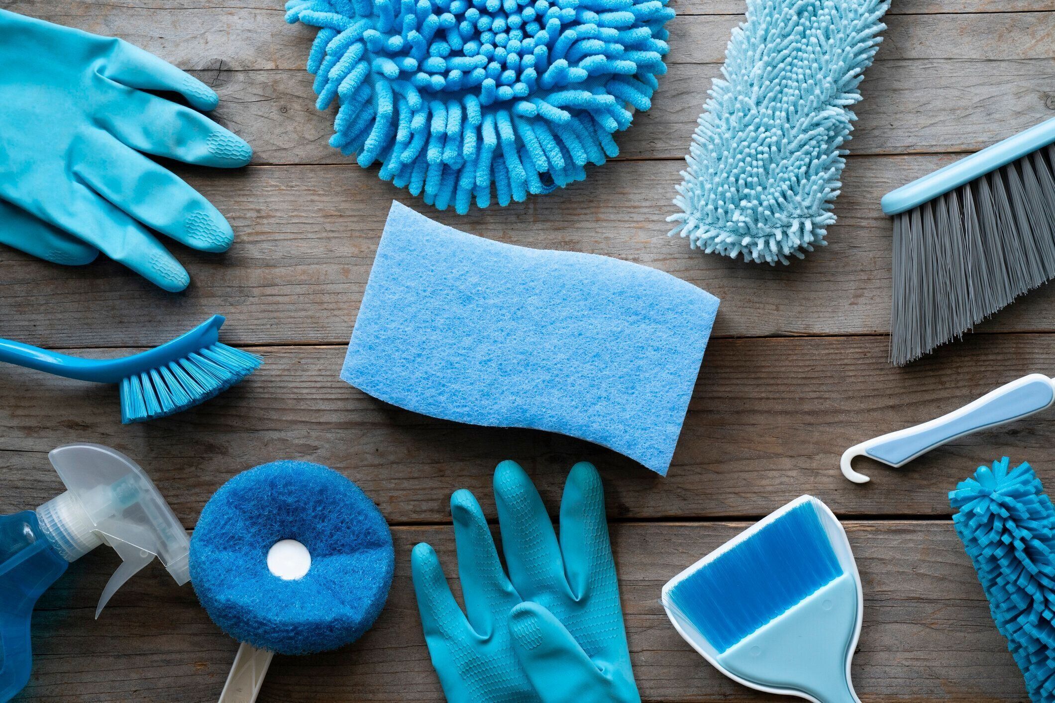 木製のテーブルの家のクリーニングプロダクト、青い装置の概念