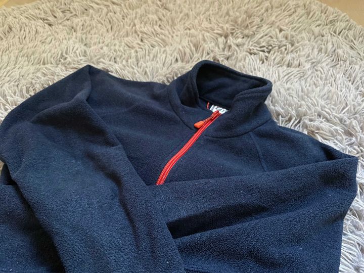 長袖は羽織りものを入れておくと対応しやすい