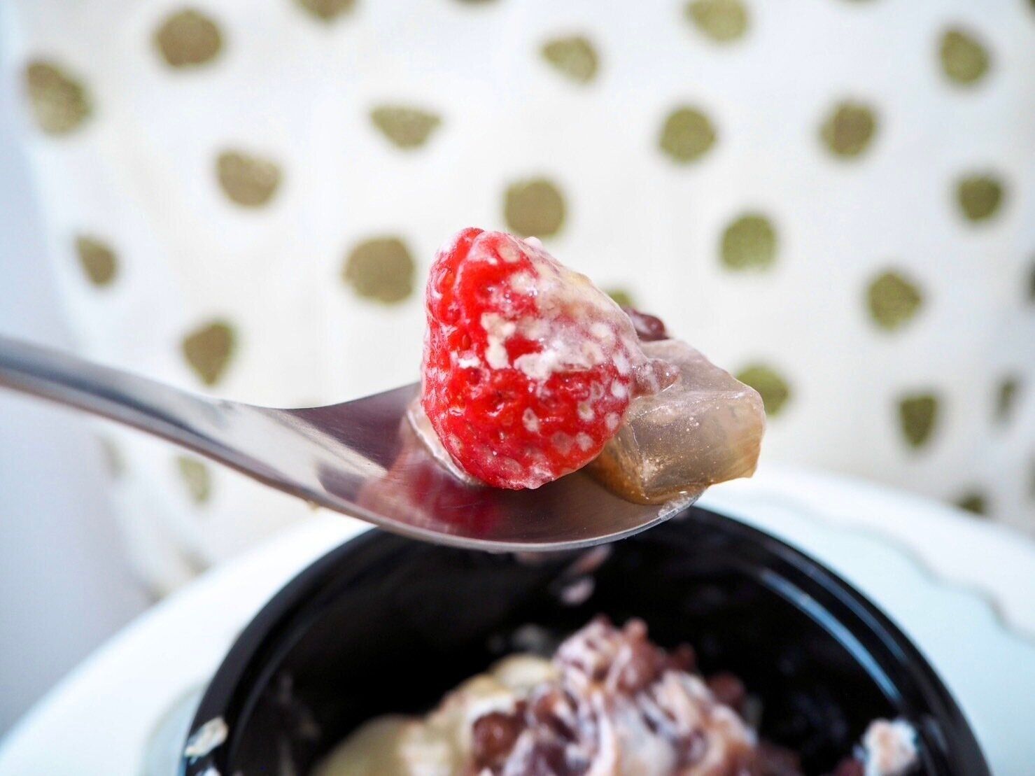 シャトレーゼ「苺のクリームあんみつ」商品写真