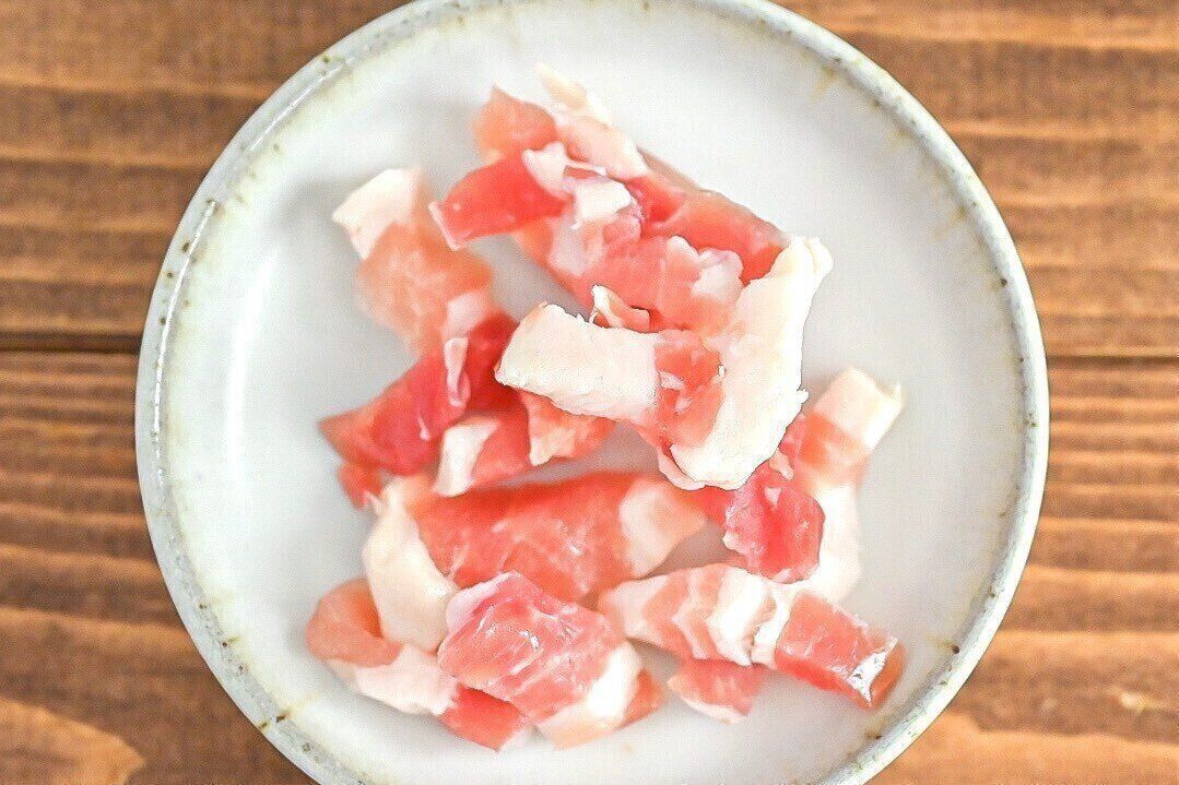 白い皿に盛られた生ベーコン