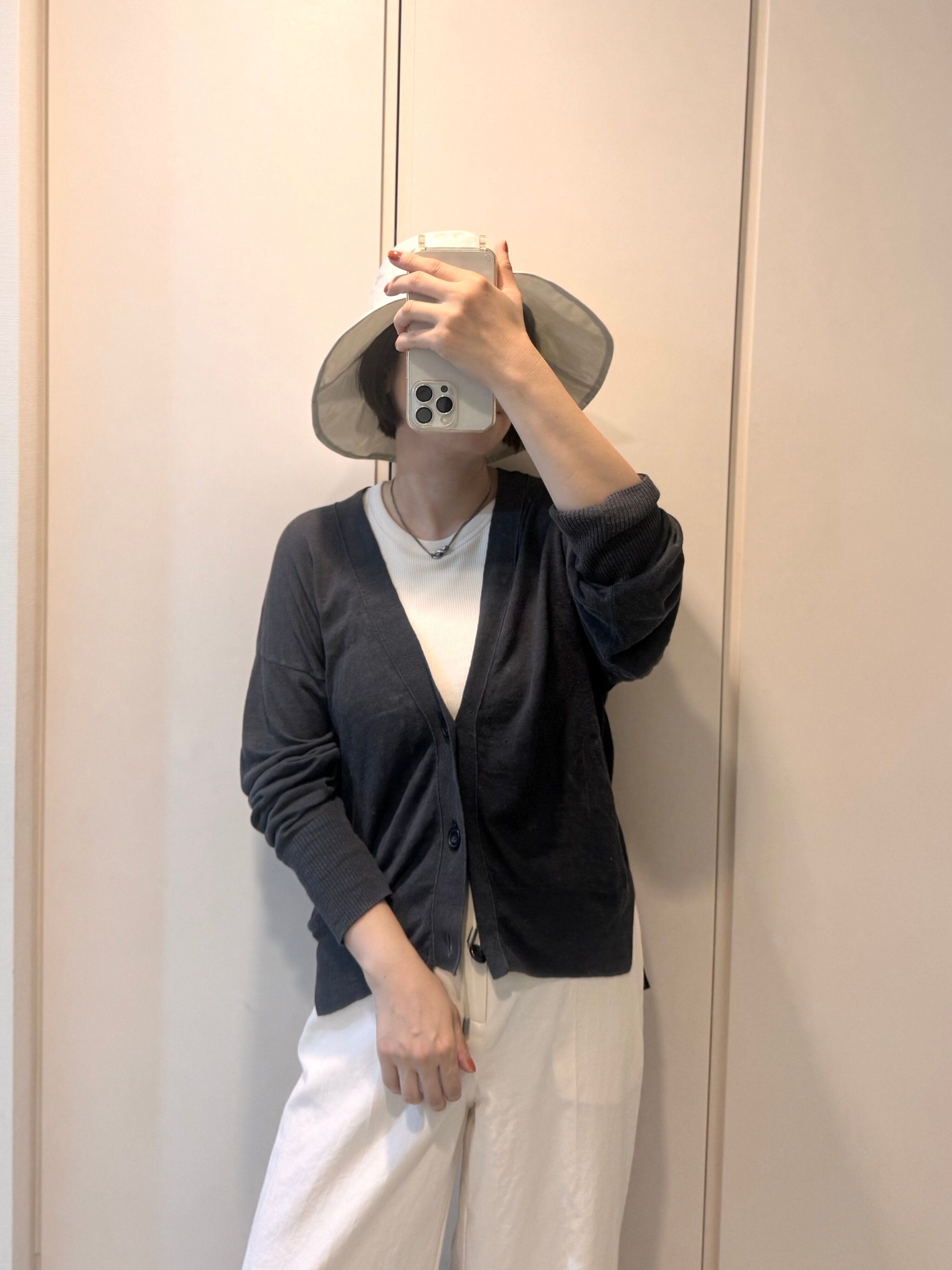 グレーカーディガンと白パンツ