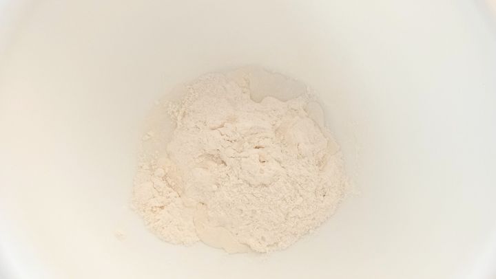 タルトベースをボウルでこねる