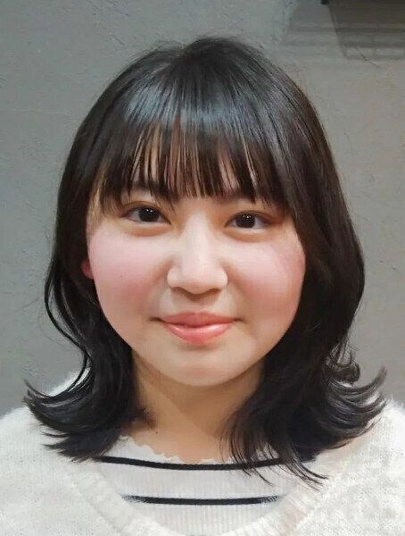 大人っぽくてかわいい！切りっぱなしの外ハネミディアム