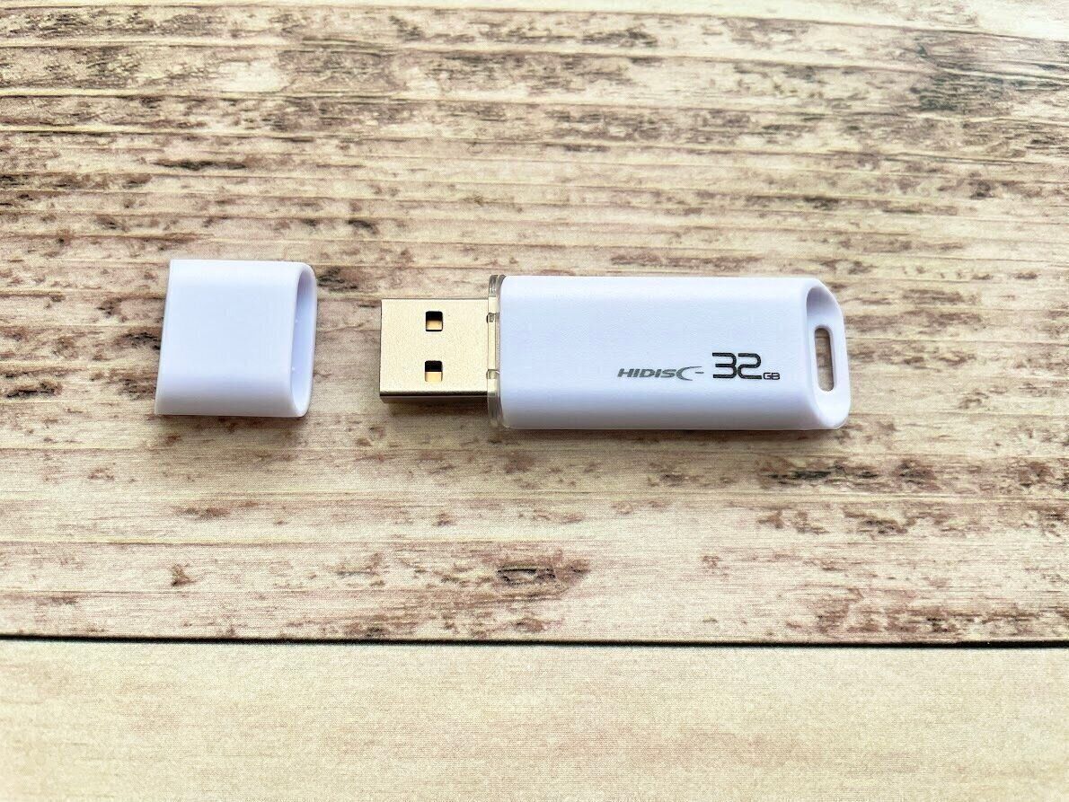 キャップを開けたUSBメモリ