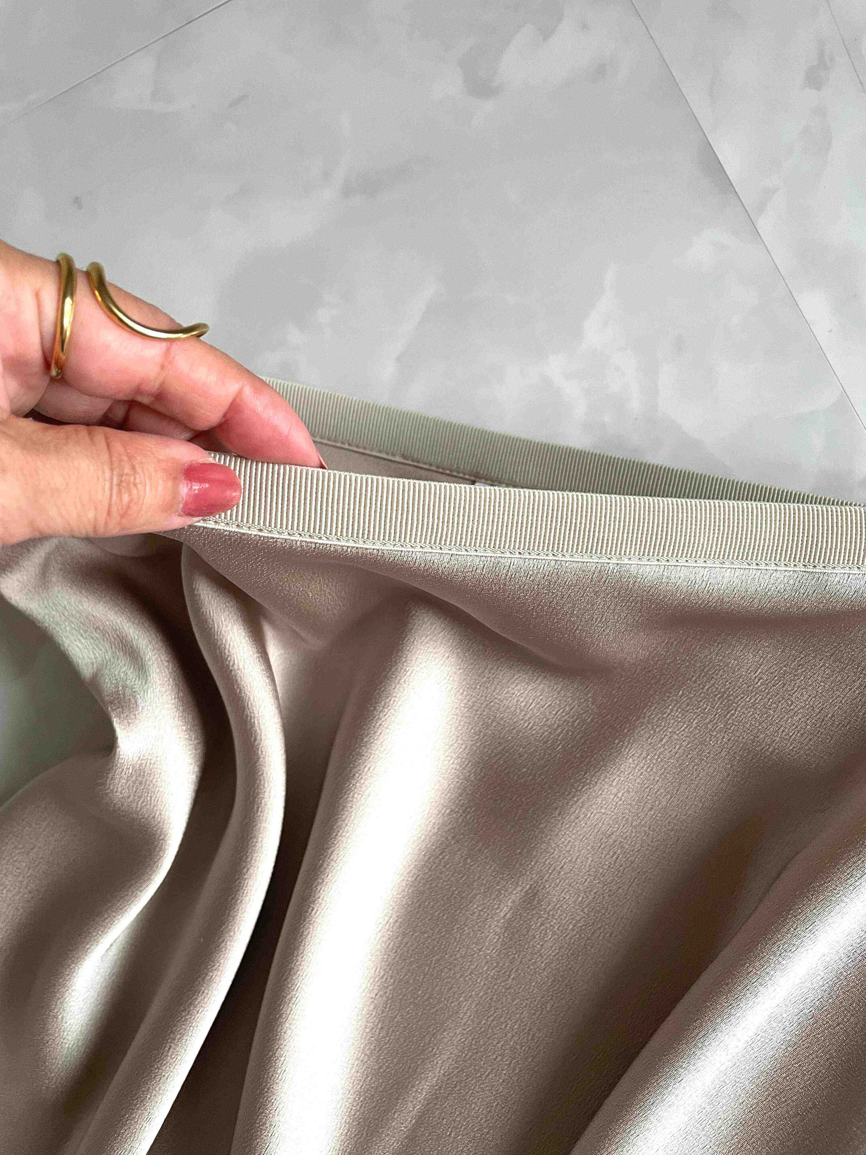 ユニクロ　サテンスカート