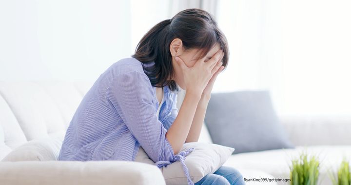 頭を抱える女性