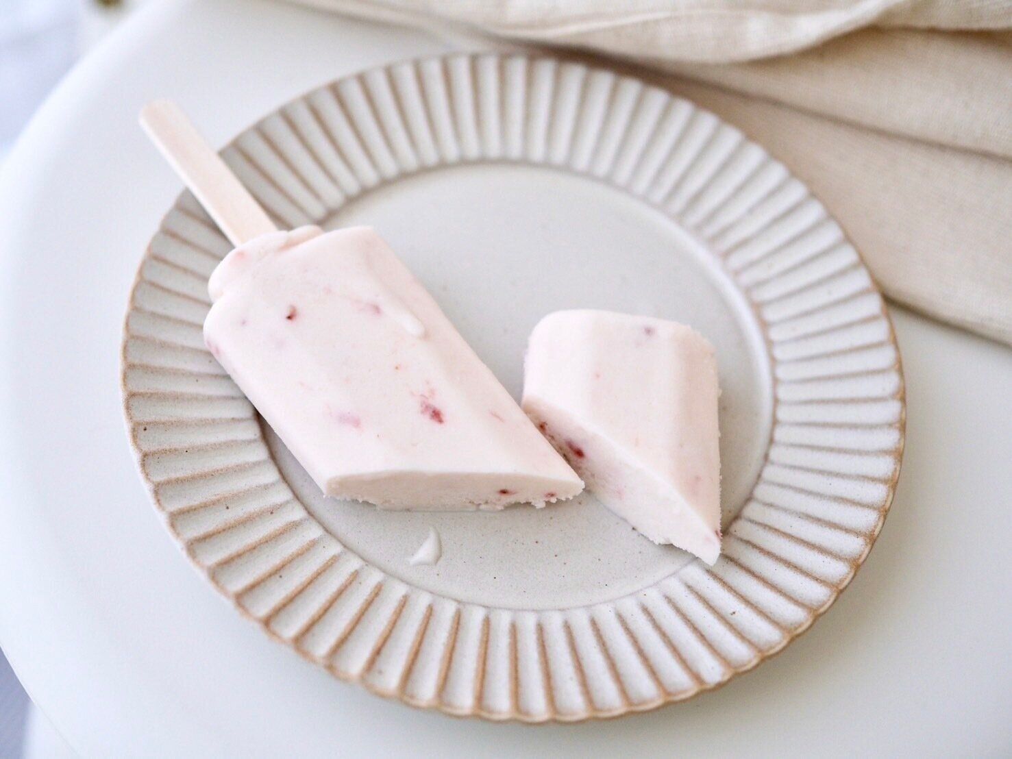 シャトレーゼ「八ヶ岳南牧村契約牧場しぼりたて牛乳バー いちご」断面写真