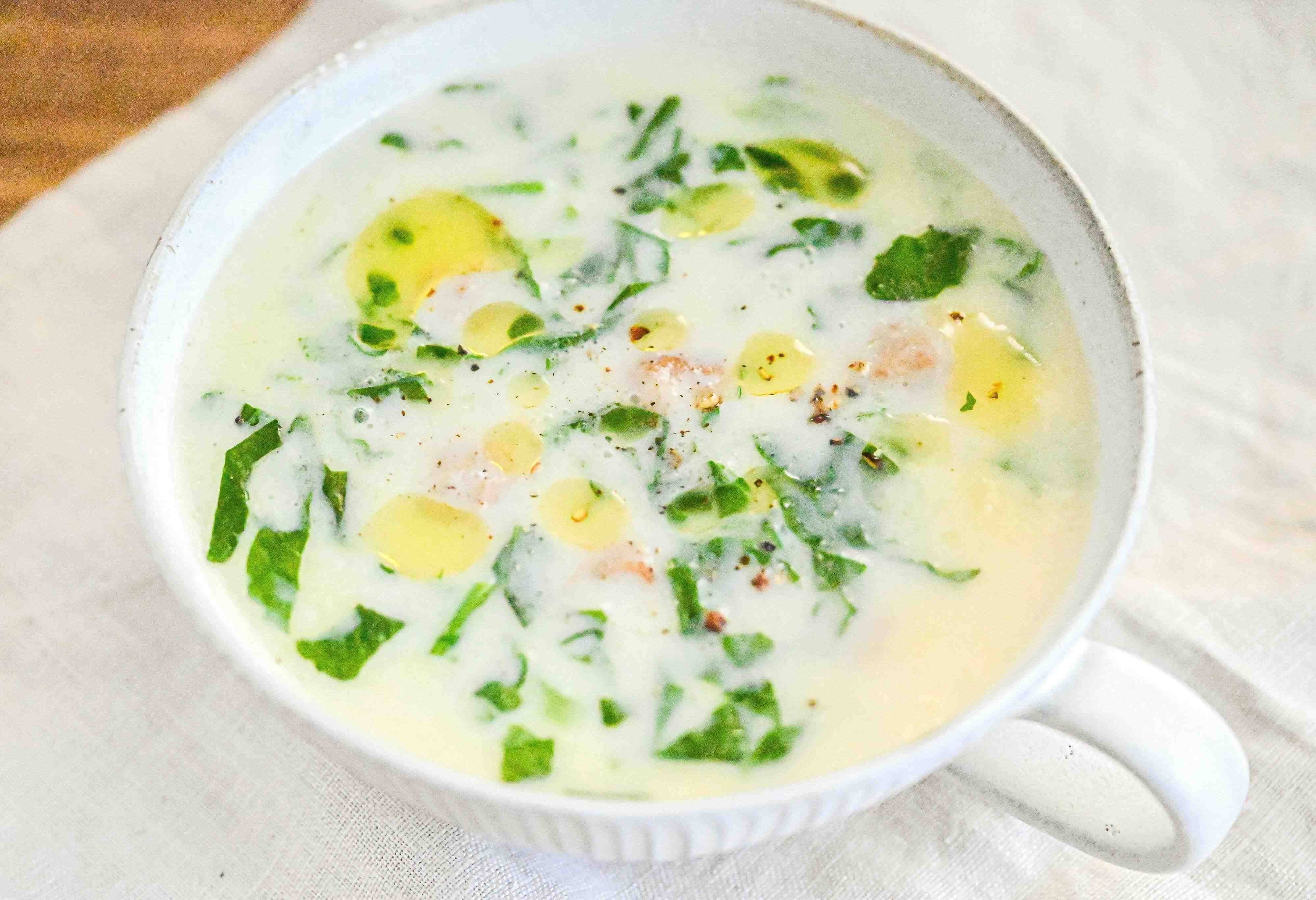 大根の葉とソーセージの豆乳スープ