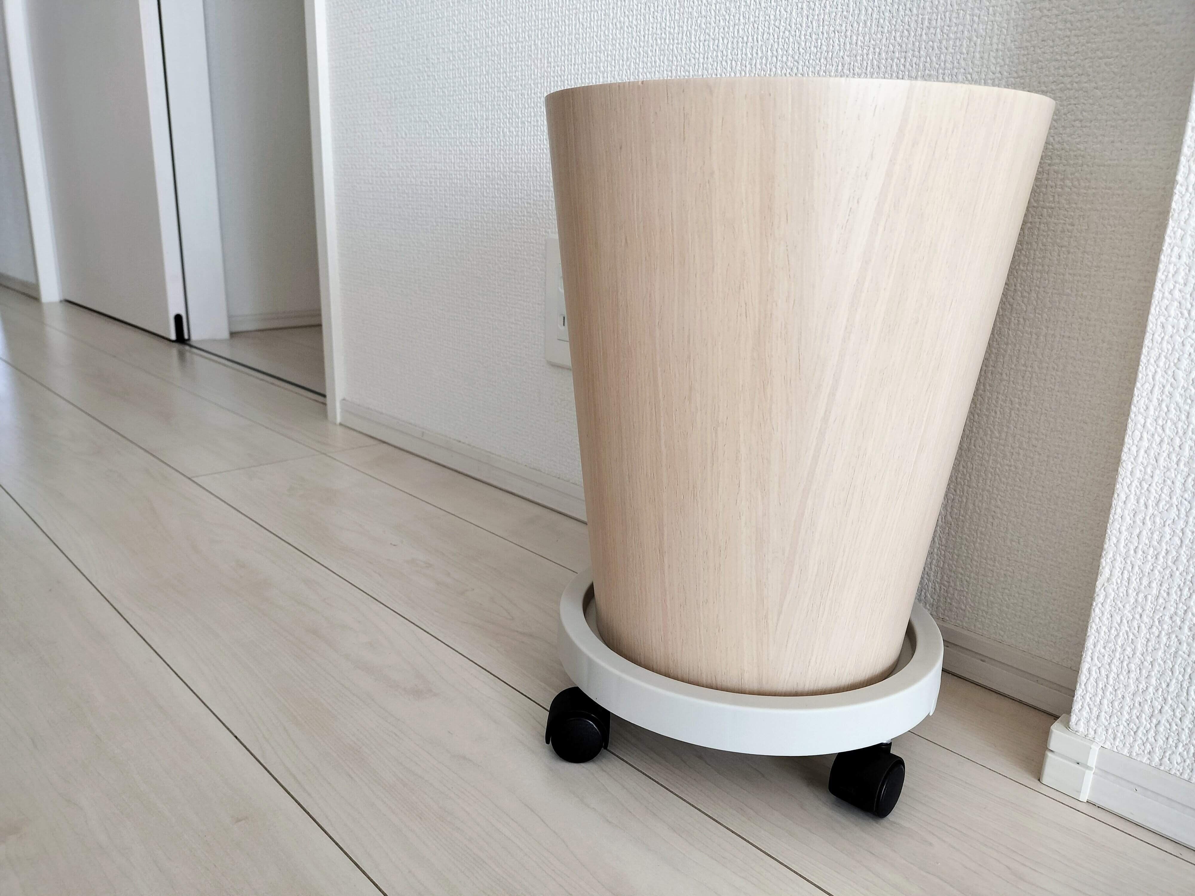 キャスター付きトレーにゴミ箱を乗せた画像