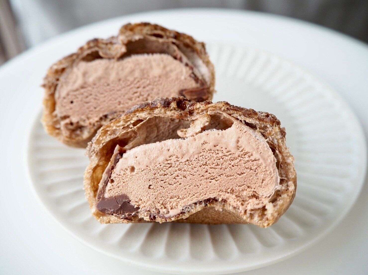 シャトレーゼ「DESSERTクッキーシューアイス ベルギーショコラ」断面写真