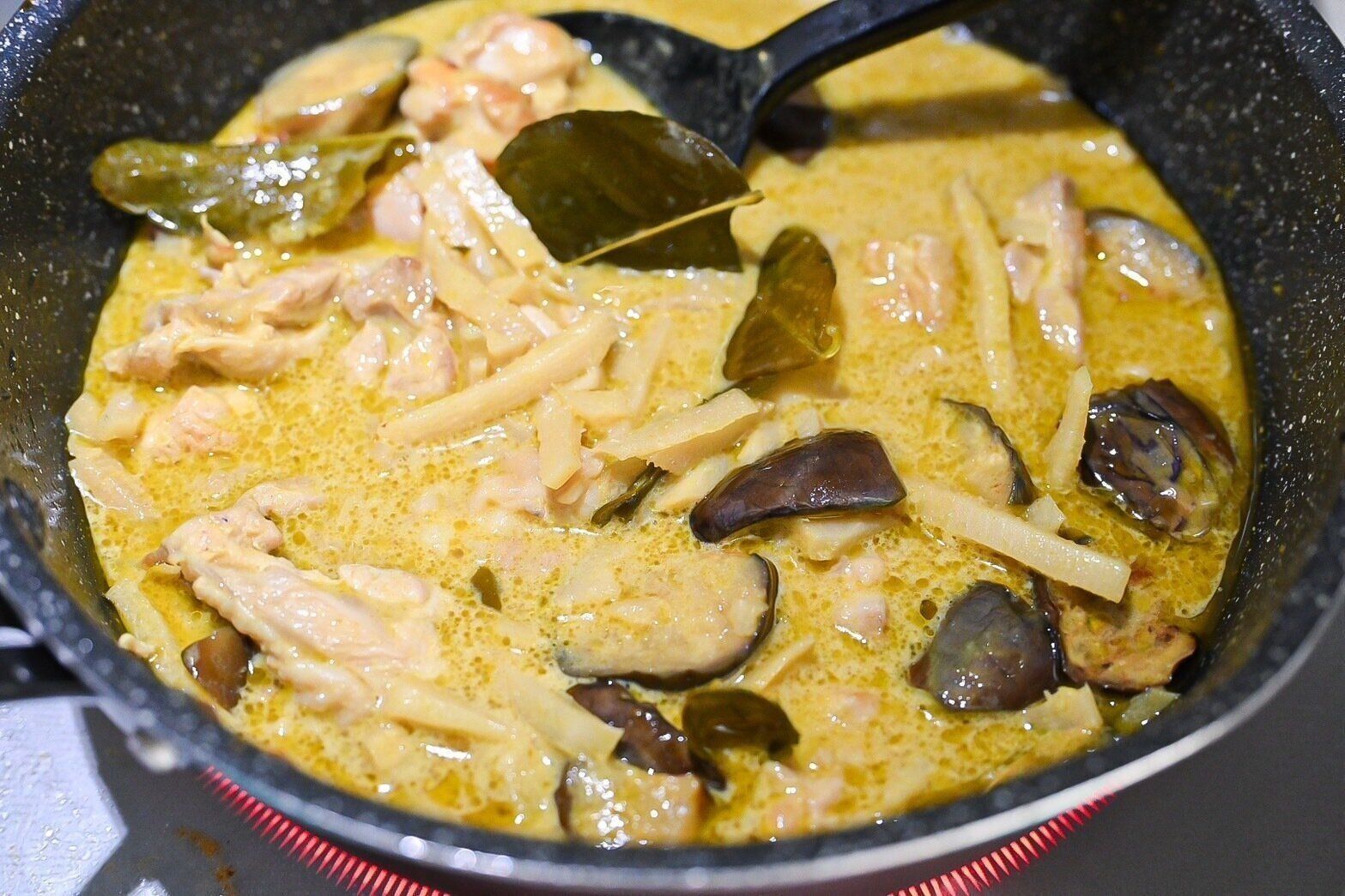 鍋に入ったグリーンカレー