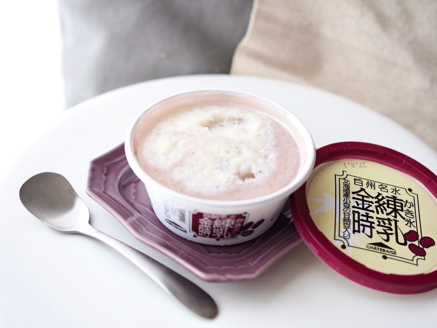 シャトレーゼ「白州名水かき氷 練乳金時 北海道産小豆の甘納豆入り」表面写真