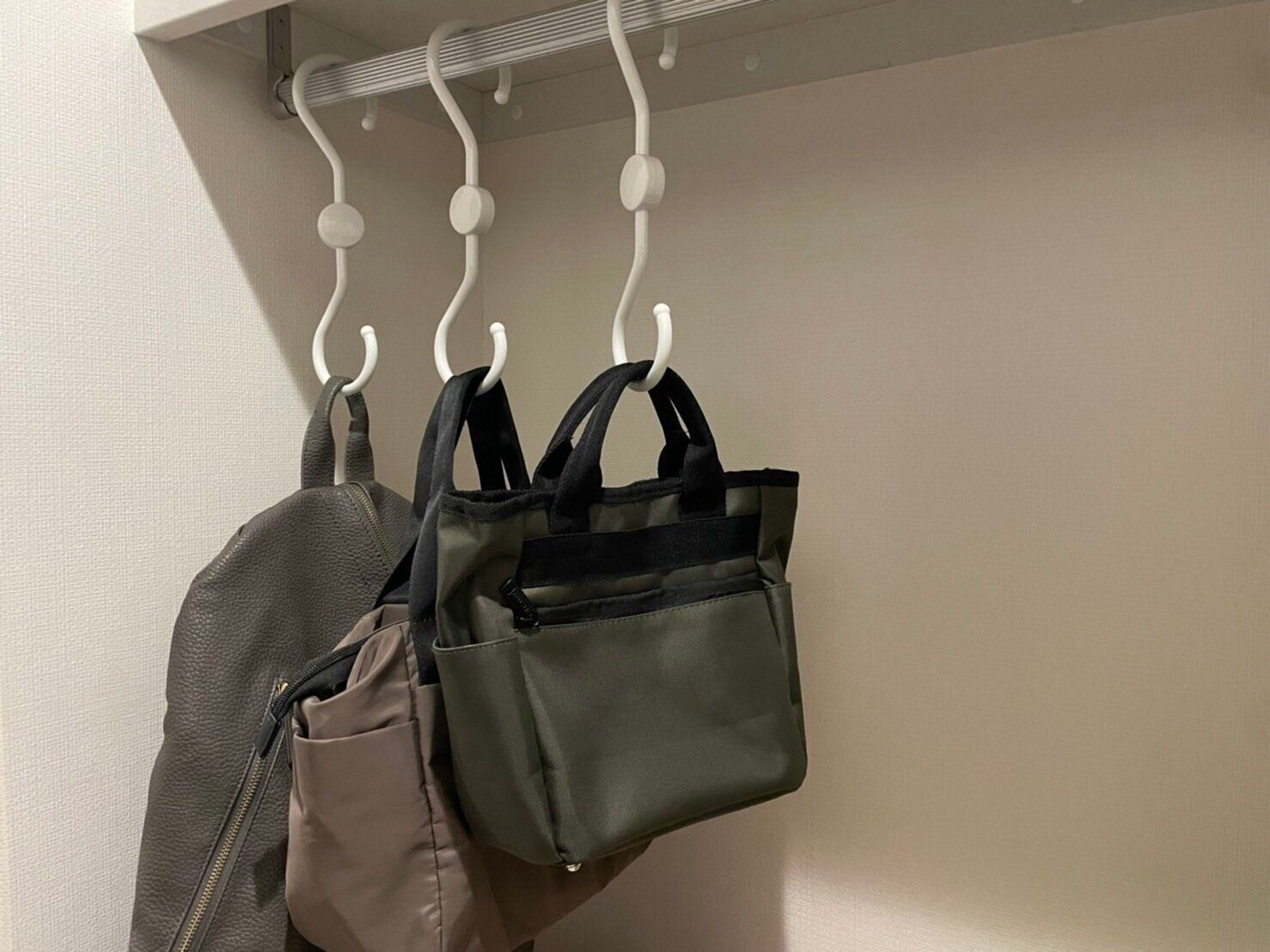 カバンや帽子を省スペースに収納