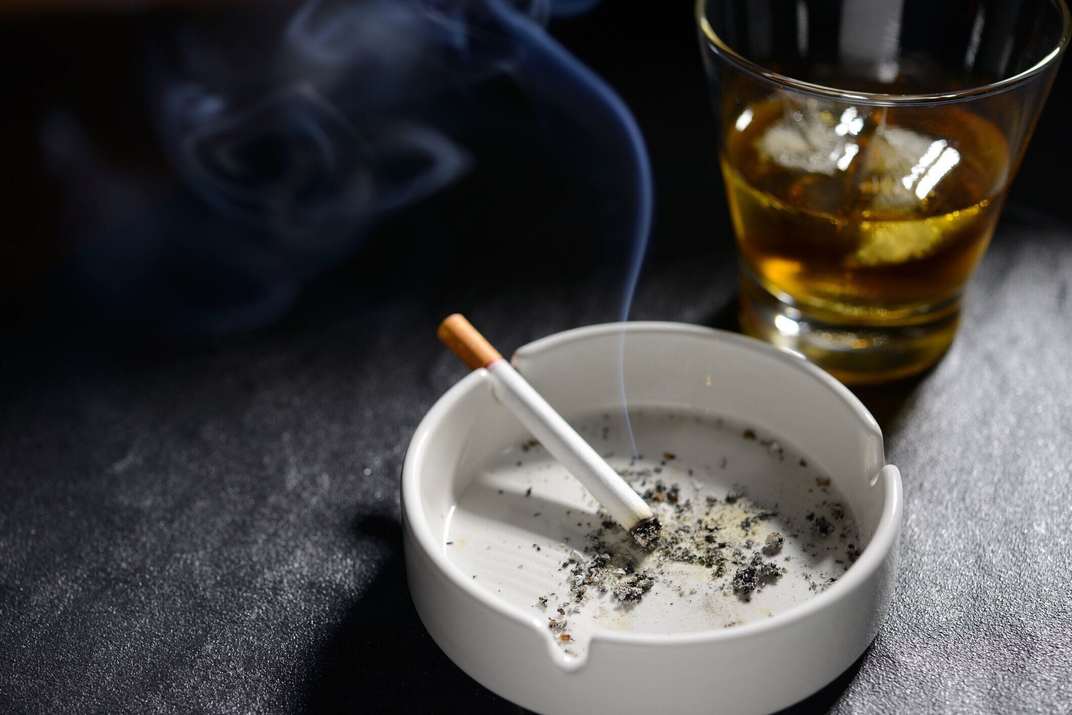 ウィスキーのグラスと灰皿の照明と喫煙タバコ