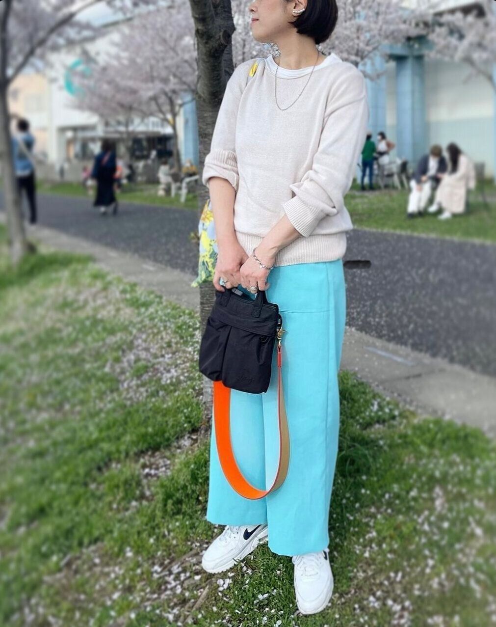 ブルーのパンツ