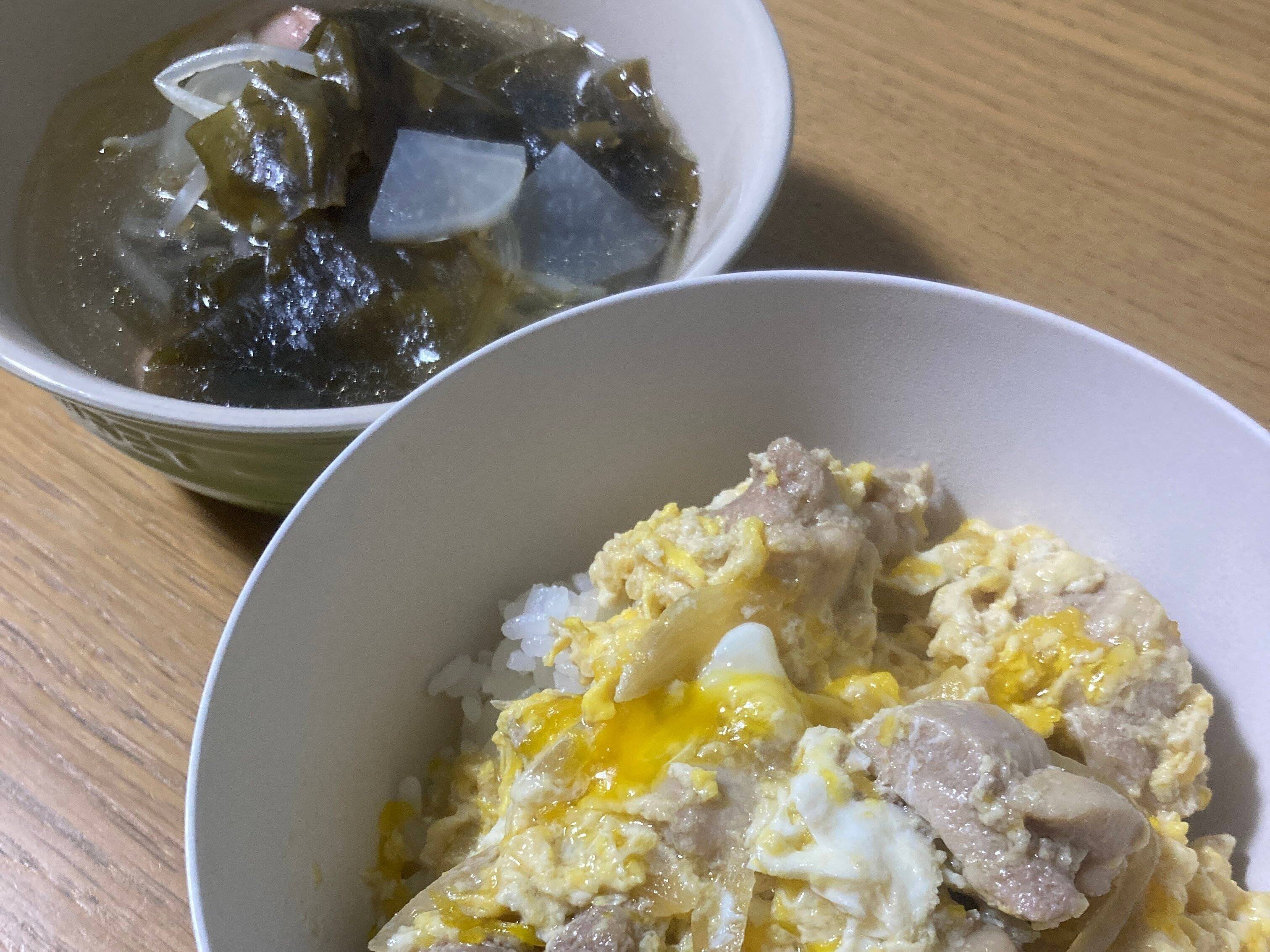 親子丼と具沢山のわかめスープ