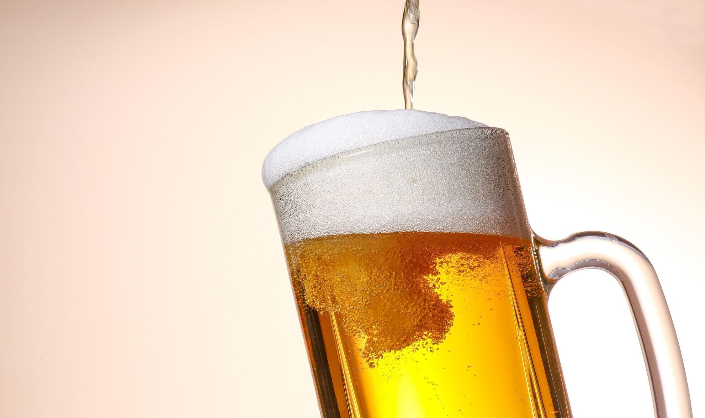 大きなグラスにビールを注ぐ