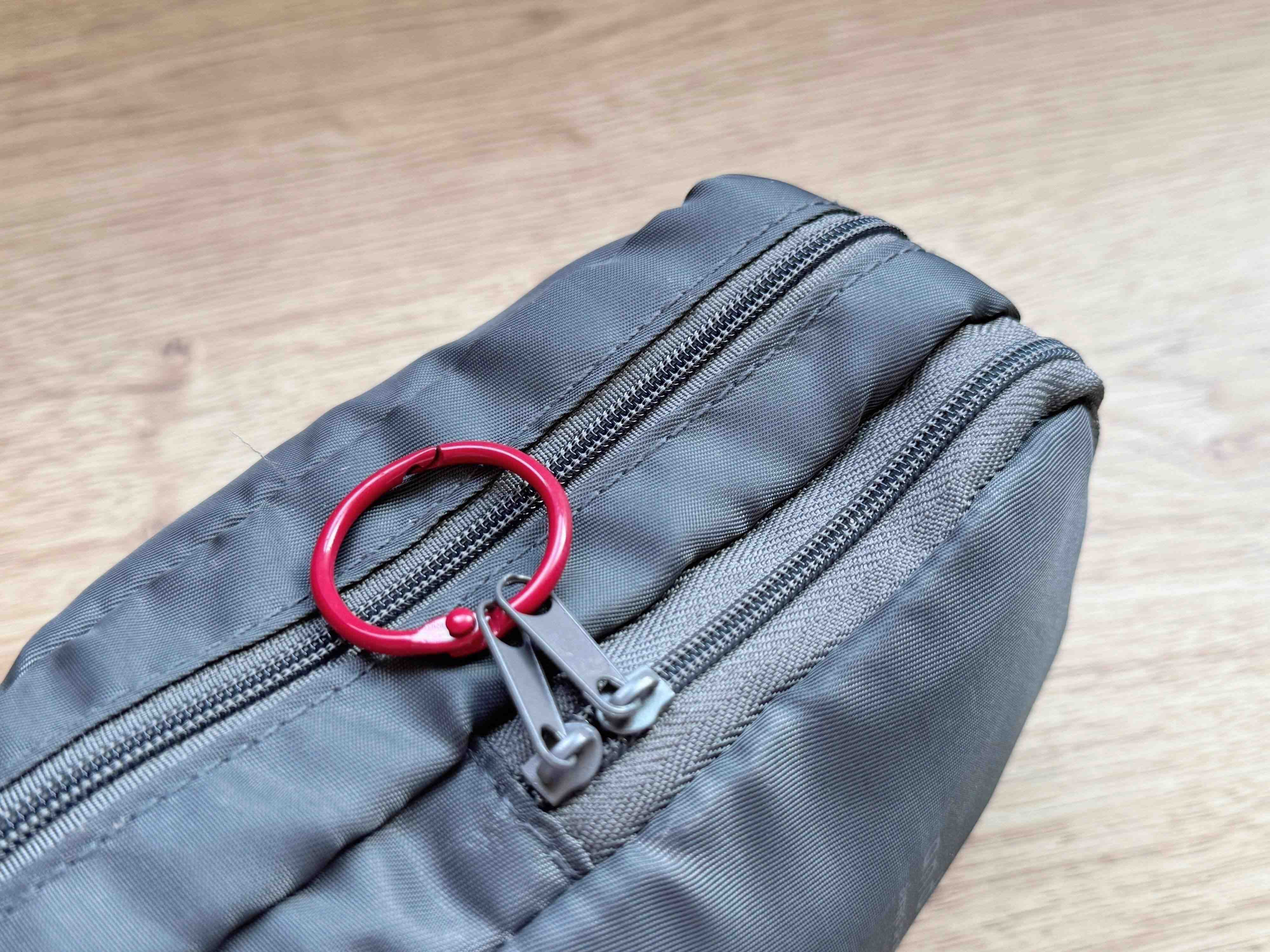 ポーチの引き手につけて引っぱりやすくする