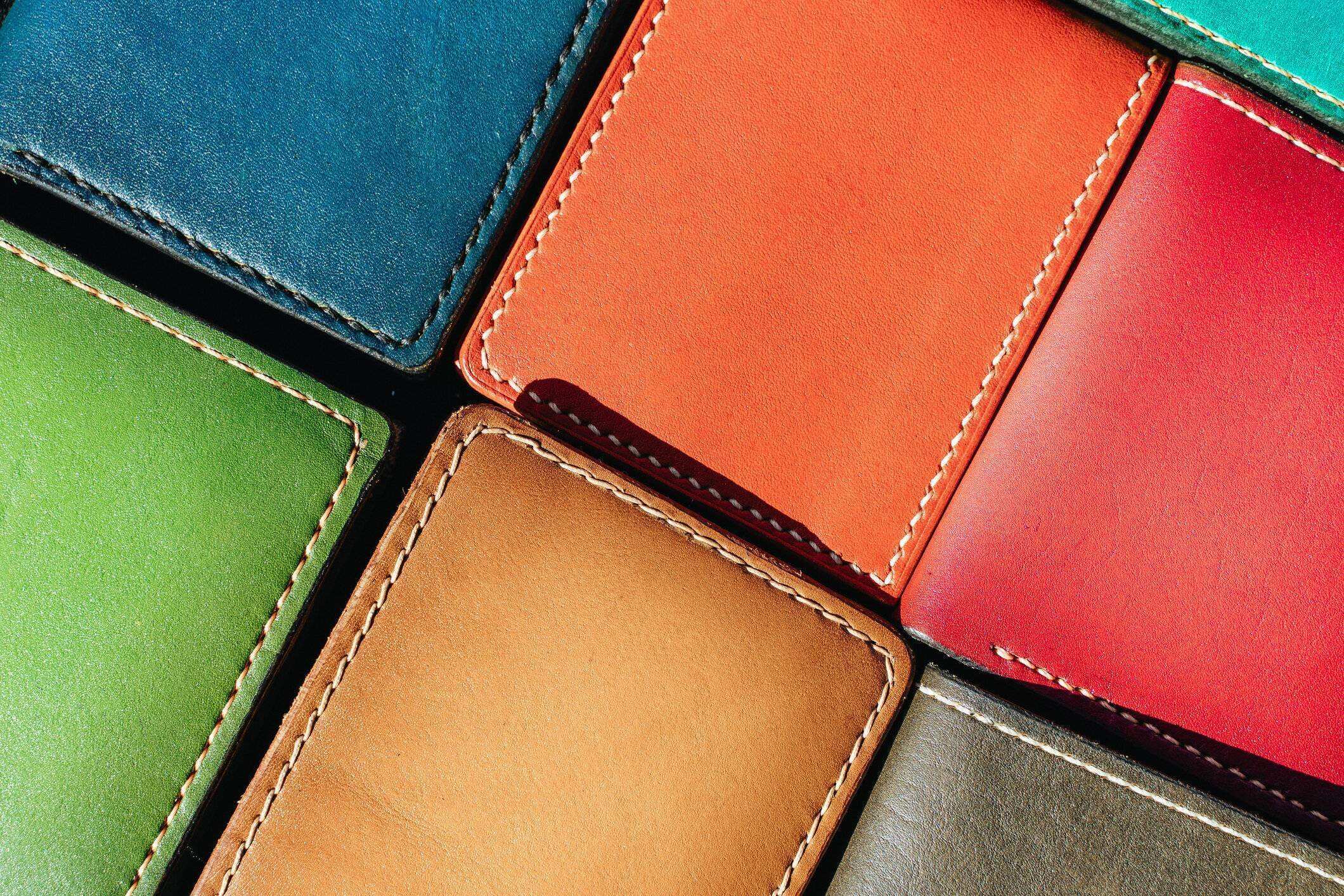 手作りの革のメンズウォレット。マルチカラーのテクスチャ。レザークラフト