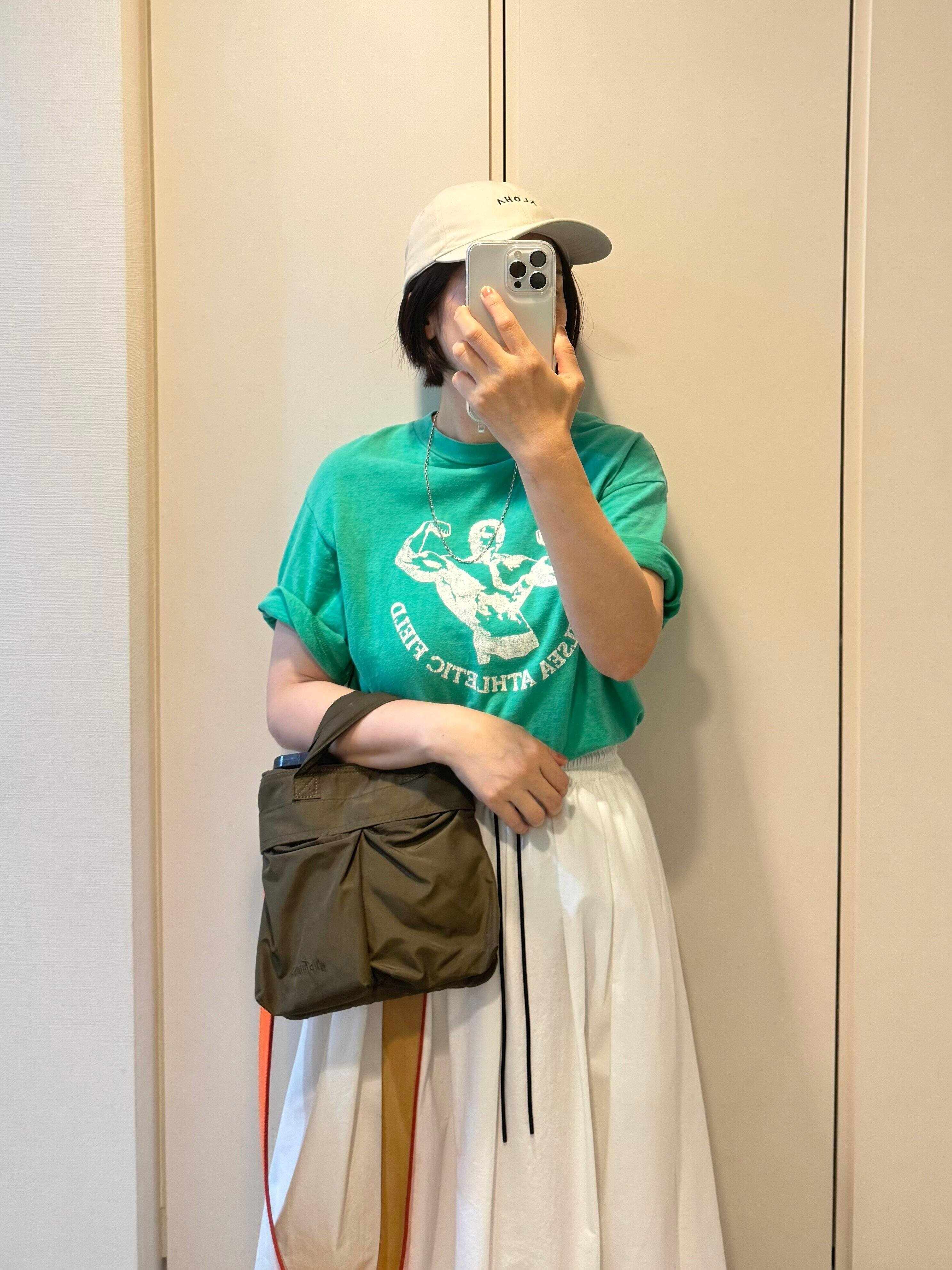 緑Tシャツと白スカート
