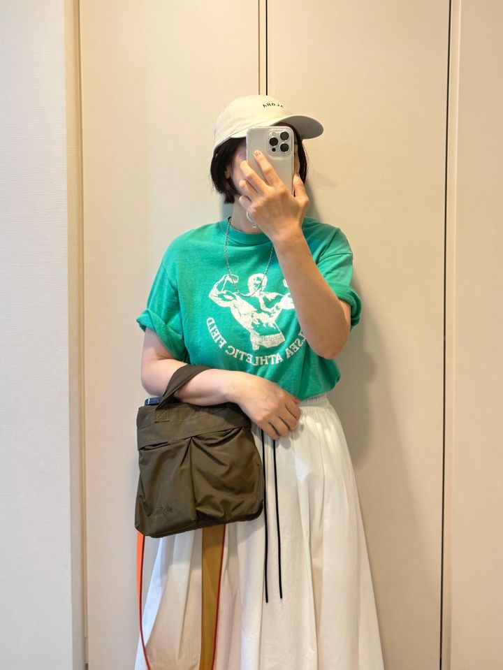 緑Tシャツと白スカート